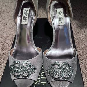 Badgley Mischka Womens shoes. Size 8 in pewter. Only worn once.